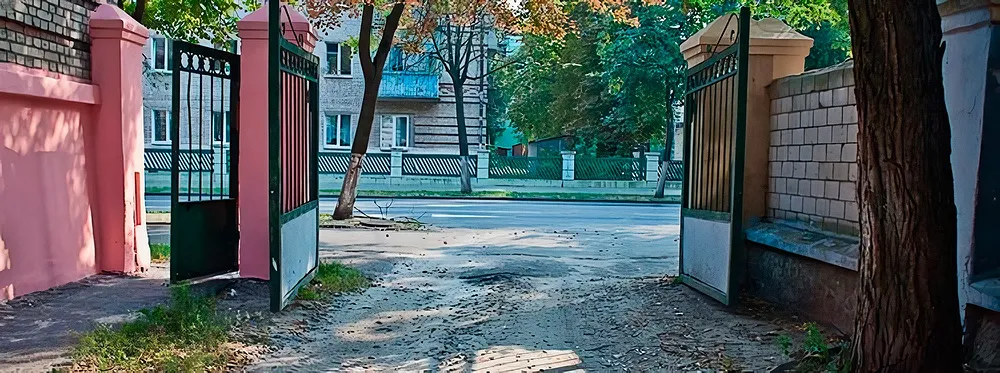 Выезд из двора или c другой прилегающей территории: 